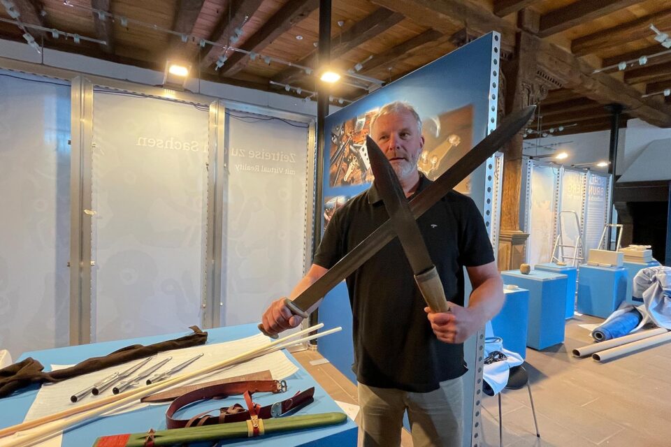 Höxter. Ein Wendepunkt der europäischen Geschichte, packend inszeniert: Mit der Ausstellung „Schlacht am Brunsberg – Aufbruch in eine neue Zeit“, die vom 10. Mai bis zum 19. Oktober im historischen Rathaus Höxter gezeigt wird, erwartet Besucherinnen und Besucher ein kulturelles Highlight der Region. Im Mittelpunkt steht die legendäre Auseinandersetzung zwischen Sachsen und Franken im Jahr 775 – ein Ereignis, das weitreichende Folgen für ganz Mitteleuropa hatte.