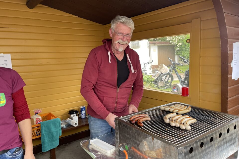 Wenn der Bürgermeister zur Zange greift – Günter Rehling grillt für Derental