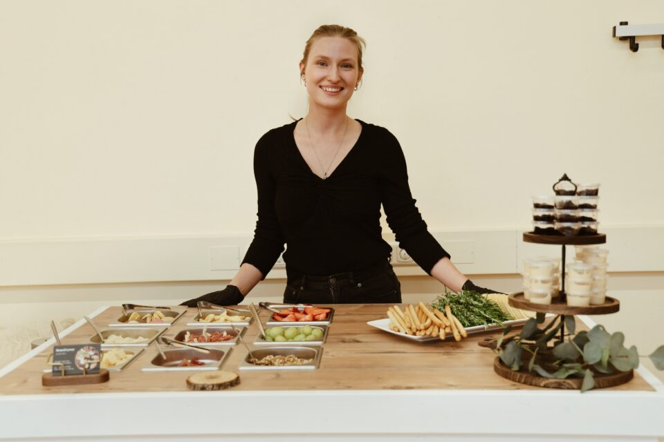 Lilly-Cherri-vor-ihrer-mobilen-Charcuterie-Bar.-Foto-Emma-Grote