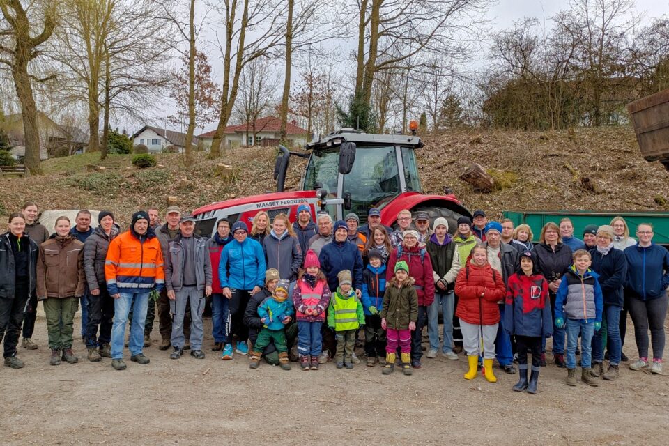 Mehr als 60 engagierte Bürgerinnen und Bürger aus Derental beteilgten sich an der Aktion -saubere Landschaft- Foto Günter Rehling