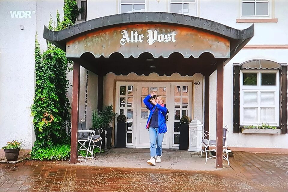 Sabine Heinrich verläßt das Hotel Alte Post in Boffzen