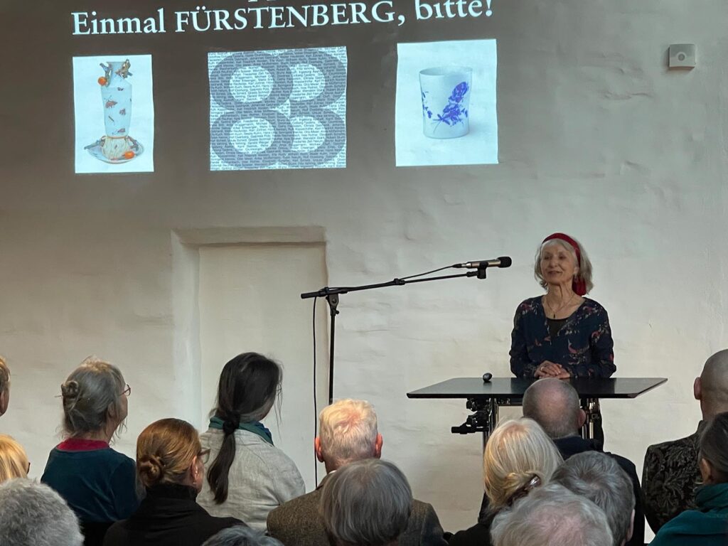 Sonngard Marcks, Sprecherin der Gruppe informiert die Gäste über die Gruppe 83