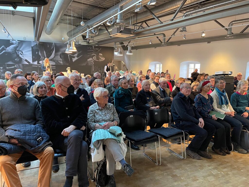 Über 70 Gäste nahmen an der Vernissage teil