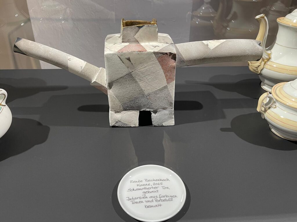 eine faszinierende Kanne aus schamotiertem Ton von Renée Reichenbach