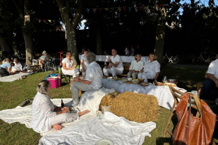 Über 50 Gäste beim Bürgerpicknick in Weiß – Idee von Ulya Waldraff wird zum Sommerhighlight