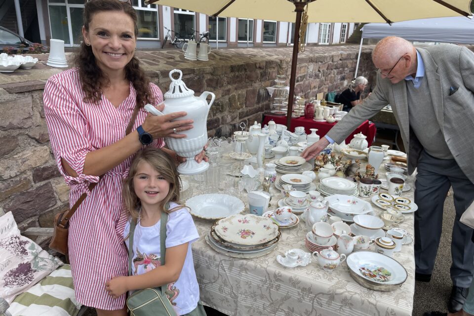 Fürstenberger Porzellan- und Glasflohmarkt mit Expertenrunde und NDR-Kamerateam