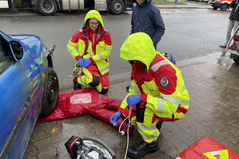 Zirkeltraining der Feuerwehren im Dreiländereck: Realistische Übungen bei nassem Herbstwetter
